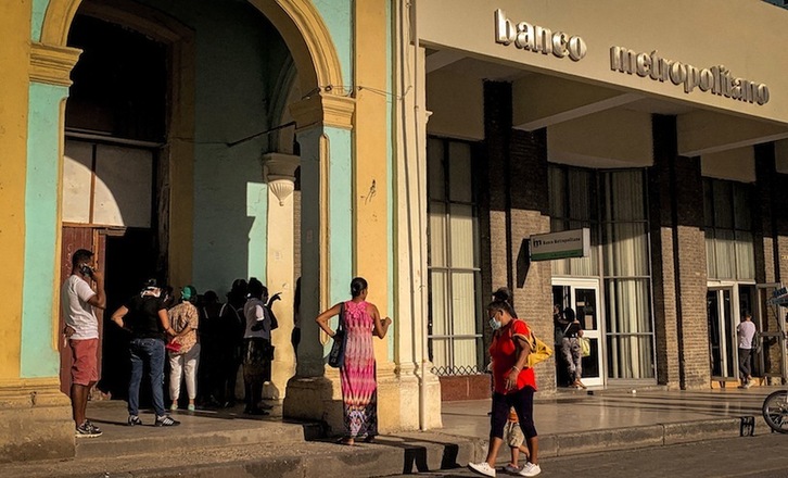 Gente esperando el turno para hacer trámites en una sucursal bancaria de La Habana. (Adalberto ROQUE | AFP)