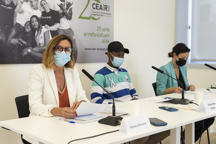 Patricia Bárcena, Souleymane Fuyugu y Naiara Gutiérrez en el acto de CEAR-Euskadi. (Monika DEL VALLE/FOKU)