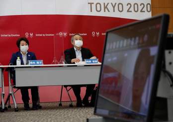 Seiko Hashimoto, presidenta del comité organizador de Tokio 2020, y Nobuhiko Okabe, director general del Instituto Kawasaki City para la Salud Pública. (ISSEI KATO / AFP)