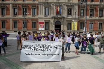 Iruñerriko Mugimendu Feministak gaur Iruñean egin duen agerraldia. (Iñigo URIZ/FOKU)