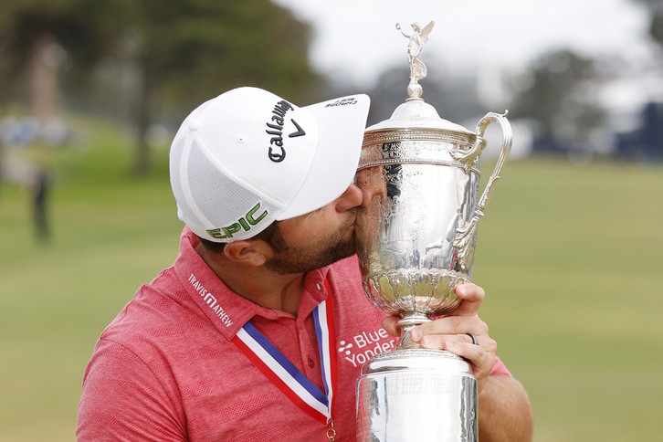Jon Rahm besa el trofeo del Abierto de Estados Unidos de golfo. (Ezra SHAW/AFP)