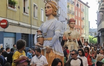 Los gigantes de Alde Zaharra en una celebración de San Fermin Txiki, en una imagen de archivo. (Idoia ZABALETA/FOKU)