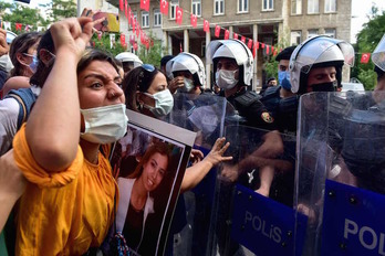 Protesta de mujeres en Estambul por la muerte de la militante del HDP Deniz Poyraz. (Zeynep KURAG/AFP)