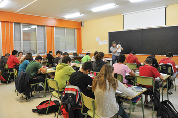 Adolescentes atienden en clase a las explicaciones de su profesora. (Idoia ZABALETA/FOKU)