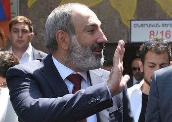 El primer ministro de Armenia y ganador de las elecciones, Nikol Pashinian, saluda a sus seguidores. (Karen MINASYAN/AFP)