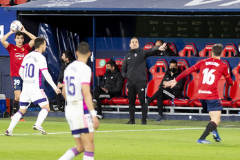 Arrasate en el duelo entre Osasuna y Valladolid en El Sadar de la última temporada. (Iñigo URIZ / FOKU)