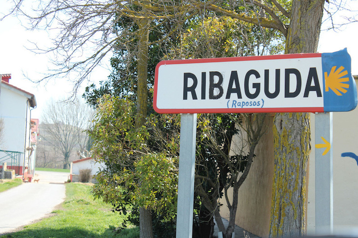 Letrero que hay a la entrada del concejo de Ribaguda. (ERRIBERABEITI)