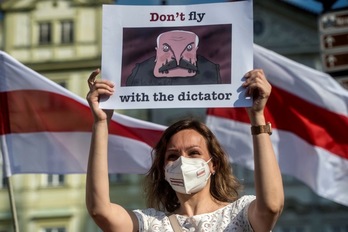 Una manifestante muestra un cartel con la frase, en inglés, «No vueles con el dictador» durante una protesta en Praga, la capital checa. (Michal Cizek | AFP).
