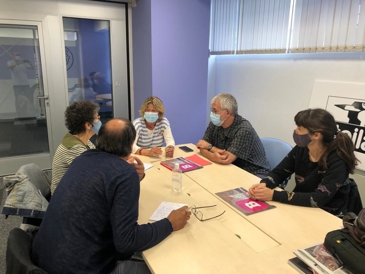 Imagen de la reunión mantenida este martes por los procesados con Behatokia y Foro Social.