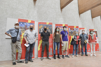 Miembros de la Plataforma Noain 500 años/urte posan en una exposicion alusiva a los acontecimientos de 1521. (Idoia ZABALETA/FOKU)