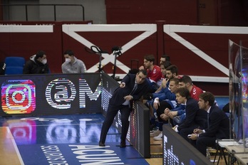 Iñaki Martin entrenatzaile donostiarra, joan den urtarrilean, Teneriferen aurkako partidan Gipuzkoa Basket zuzentzen. (Jon URBE / FOKU)
