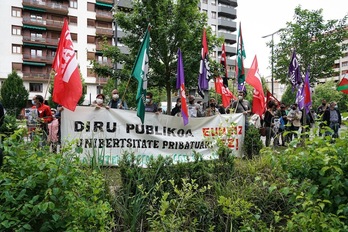 La concentración que se ha llevado a cabo este martes frente al Palacio Europa de Gasteiz. (Endika PORTILLO | FOKU)