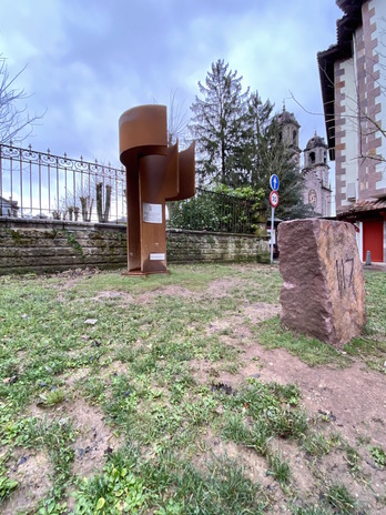 Escultura ‘Babesaren muga’ que se instaló en Elizondo y que acogerá el homenaje a los exiliados. (NAFARROAKO GOBERNUA)