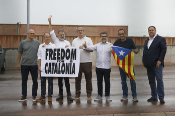 Los siete presos del procés que se encontraban en Lledoners posan con tras salir de la cárcel. (Kike RINCÓN/EUROPA PRESS)