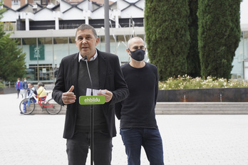 Arnaldo Otegi, en su comparecencia en Gasteiz junto a Ibon San Saturnino. (Raúl BOGAJO/FOKU) 