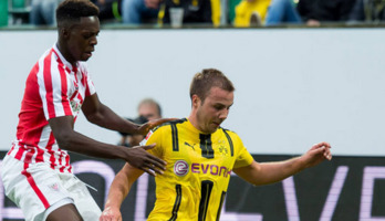 Williams ante Gotze en un amistoso contra el Borussia disputado en 2016. (@AthleticClub)