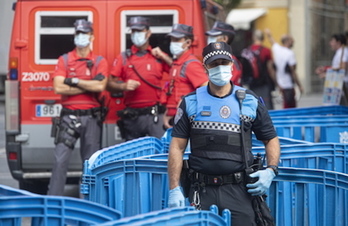 Control de aforo en una calle de Alde Zaharra de Iruñea durante los no sanfermines del 2020, imagen que se repetirá este año. (Jagoba MANTEROLA/FOKU)