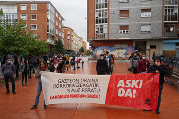 Zortzi auziperatuei elkartasuna adierazteko Ernaik elkarretaratzea egin du Gasteizen. (Raul BOGAJO/FOKU) 