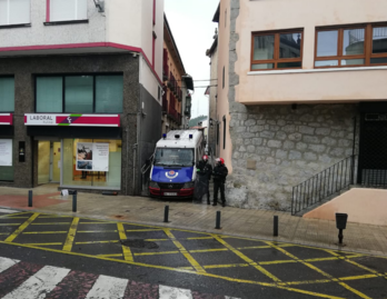 Agentes de la Ertzaintza detuvieron este miércoles a dos jóvenes en Lekeitio, (@EHBilduLekeitio)