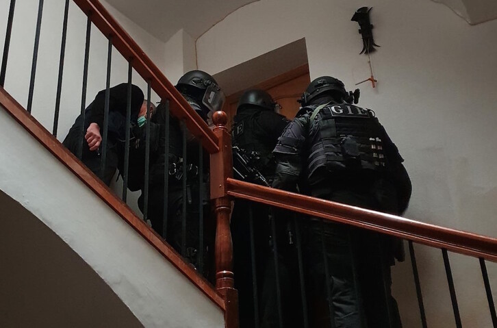 Efecivos del Grupo de Intervenciones Especiales, ante la puerta de la vivienda de Lizarra en la que se ha atrincherado un hombre durante varias horas. (POLICÍA FORAL)