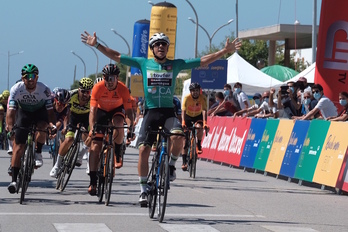 Iúri Leitão celebra su victoria por delante de Mikel Aristi y David González, con Juanjo Lobato a la derecha. (VOLTA AO ALENTEJO)