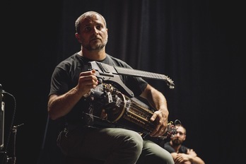 Romain Baudoin con un Torrom Borrom, un instrumento que ha creado él mismo. (GUILLAUME FAUVEAU)
