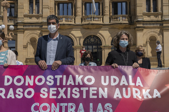 Reyes Carrere, a la derecha, en una reciente concentración contra las agresiones sexistas. (Andoni CANELLADA/FOKU)