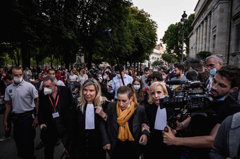 Valérie Bacot deja el tribunal acompañada por sus abogadas. (Jeff PACHOUD/AFP)