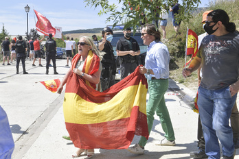 Ultraderechistas de Vox en Getze, protegidos por la Guardia Civil. (Idoia ZABALETA/FOKU)