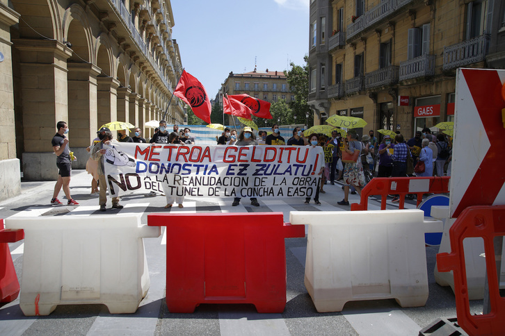 La manifestación ha reclamado que no se reanuden las obras del Metro en Donostia. (Maialen ANDRÉS/FOKU)