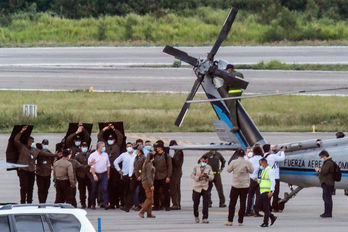 El presidente colombiano, Iván Duque, custodiado por un amplio dispositivo de seguridad tras el ataque denunciado. (Schneyder MENDOZA/AFP)