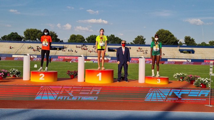 Tessy Ebosele, en el podium del Campeonato de España disputado en Getafe con la medalla del bronce. (RFEA)