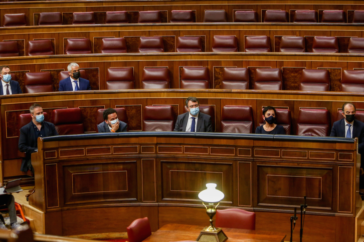 El jeltzale Aitor Esteban y Mertxe Aizpurua, de EH Bildu, junto a otros representantes políticos durante el acto. (R. RUBIO/POOL/EUROPA PRESS)