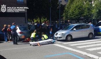 Los dos ancianos atropellados en Donibane reciben atención sanitaria. (POLICÍA MUNICIPAL DE IRUÑEA)