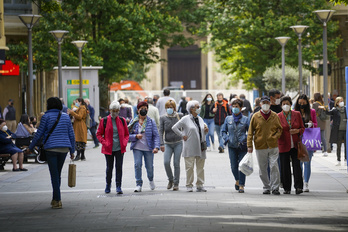 Varias personas pasean por el centro de Donostia.          (Gorka RUBIO I FOKU)
