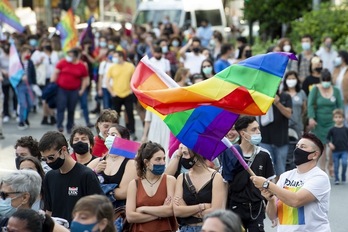 Muchas personas con banderas LGTB. (Iñigo URIZ/FOKU)