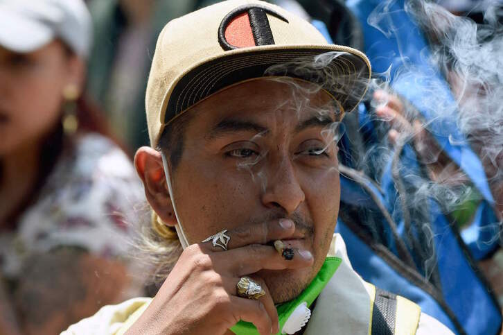 Un hombre fuma un porro durante una concentración por la legalización del consumo de marihuana.(Alfredo ESTRELLA/AFP)