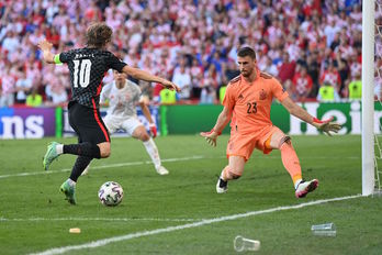 Unai Simón ante Modric en el duelo de octavos de la Eurocopa. (Stuart FRANKLIN / AFP)