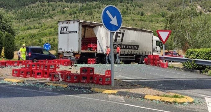 El camión accidentado ha provocado el cierre de la entrada y la salida a Antsoain desde la Ronda Norte. (ANTSOAINGO UDALA)