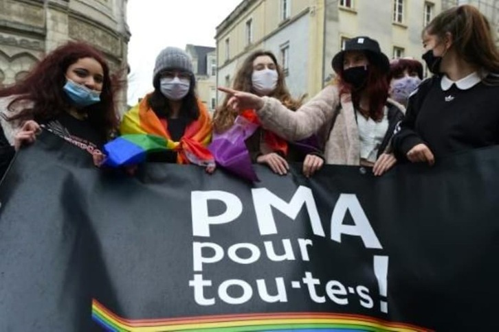 Manifestantes con una pancarta reivindicando la reproducción asistida (PMA) para todas las mujeres, el pasado 30 de enero, en Angers. (AFP)