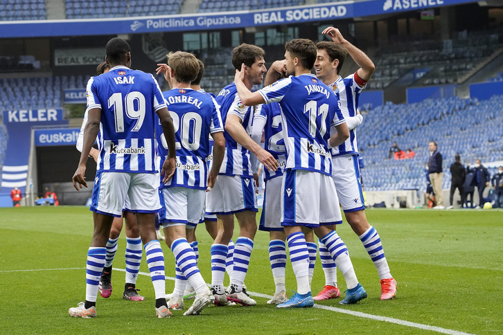 Jugadores de la Real celebran un gol en Anoeta. (Gorka RUBIO / FOKU)