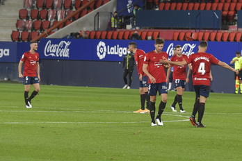 Jugadores de Osasuna durante un partido en El Sadar. (Idoia ZABALETA / FOKU)