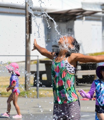 Niñas y niños se refrescan en un parque acuático comunitario en la ciudad de Richmond, en la provincia canadiense de Columbia Británica. (Don MacKINNON | AFP)