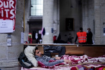 Uno de los migrantes en huelga de hambre en Bruselas; en este caso, en la iglesia de Saint John the Baptist at the Béguinage, este 30 de junio. (Kenzo TRIBOUILLARD | AFP)