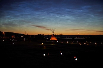 Las luces marcan los lugares donde se descubrieron restos de 751 personas en el sitio del antiguo internado de Marieval. La imagen fue tomada el pasado domingo, 27 de junio. (Geoff ROBINS | AFP)