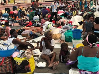 Familias refugiadas de la violencia de las bandas en un centro deportivo de Puerto Príncipe.(Robenson GEFFRARD/AFP)