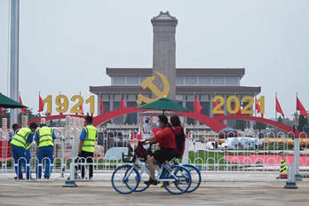 Trabajadores preparan la decoración para las celebraciones del centenario.(Greg BAKER/AFP)