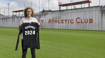 Mariasun Quiñones posa con la elástica del Athletic en Lezama. (@ATHLETICCLUB)