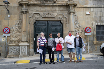 Víctimas de abusos sexuales en el colegio del Puy de Lizarra y de Reparadores de Gares, a los que el arzobispo de Iruñea no ha pedido perdón, ante la puerta del Arzobispado de Iruñea. (Iñigo URIZ/FOKU)