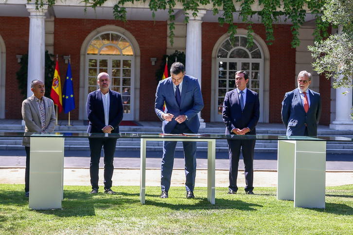 Gobierno español, patronal y los sindicatos CCOO y UGT han firmado este jueves el acuerdo. (Ricardo RUBIO/EUROPA PRESS)